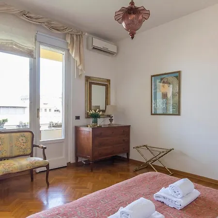 Wonderful Terrace Over Ponte Vecchio With Elevator Apartman